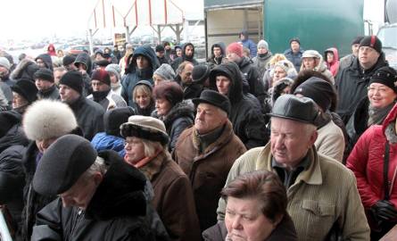 Przed wejściem do centrum M1 w Radomiu zgromadziło się kilkaset osób.
