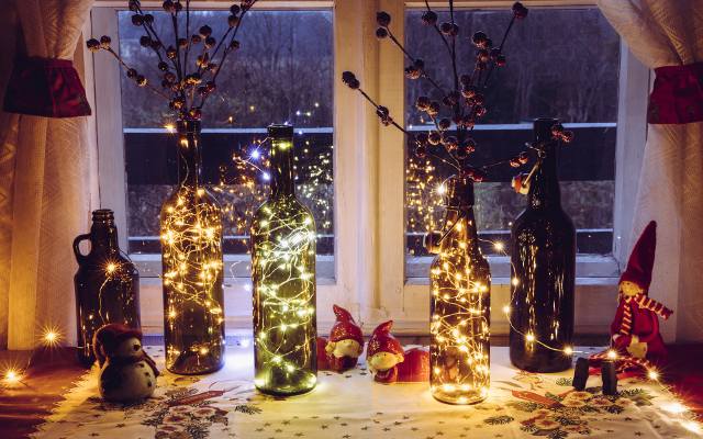 Magiczne oświetlenie na Boże Narodzenie 2022. Najmodniejsze dekoracje świąteczne. Klimatyczne kutyny świetlne, girlandy i lampki choinkowe