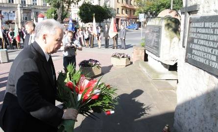 Jarosław Kaczyński złożył wieniec pod pomnikiem kilkanaście minut przed uroczystościami.