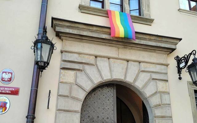 Tęczowe flagi na budynku krakowskiego magistratu. W sobotę Marsz Równości pod patronatem prezydenta Miszalskiego