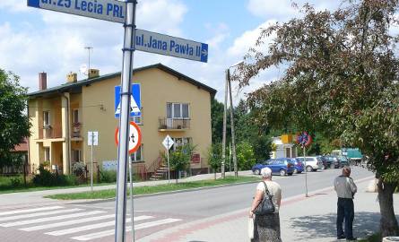 Kilka ulic dalej w tym samym stopniu gloryfikuje się postać papieża Jana Pawła II i rocznicę 25 - lecia Polskiej Rzeczpospolitej Ludowej.