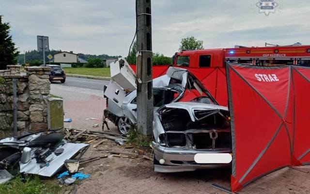 Potworny wypadek na Śląsku. W wyniku uderzenia auta w słup elektryczny zginęła 18-latka