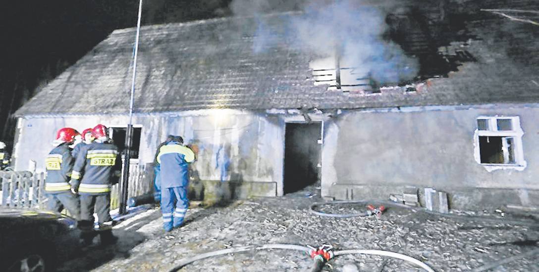 W wyniku pożaru dom przy ulicy Strumykowej w Wilkanowie został niemal całkowicie zniszczony. Wnętrze jest wypalone, na ziemię spadła też znaczna część