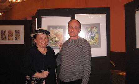 Izabelal Mosańska i Krzysztof Ciecieląg na tle wystawy ilustracji do tomiku w foyer