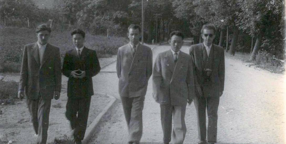Na spacerze w parku, od lewej, Edward Szymański, Kim Wan Un, NN, Ri Jin Ben, Leszek Graf