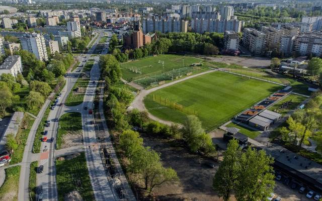 Stadion Wieczystej w Krakowie czeka na rozbudowę. Na razie skryty za drzewami