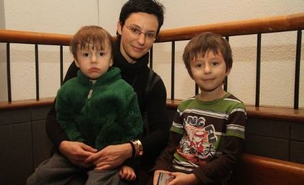 Mateusz Gołąbek (z prawej) zagra Super Piotrusia Pana. Na zdjęciu z mamą Małgorzatą i bratem Marcelem.