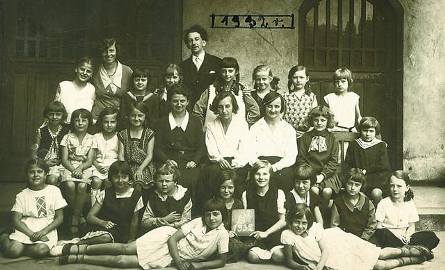 W 1932 roku do pamiątkowego zdjęcia pozowały uczennicej z nauczycielami m.in. malarzem Marianem Turwidem