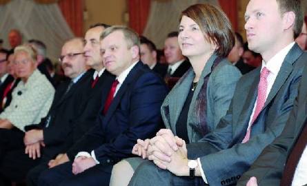Z kolei minister Julia Pitera (druga od prawej) godzinę później wspierała kandydata PO, Jacka Piorunka (trzeci z prawej)