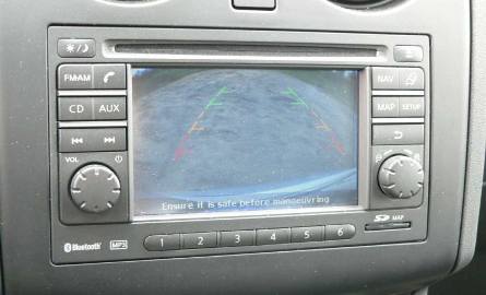 Monitor LCD współpracuje z odtwarzaczem, systemem nawigacji oraz kamerą cofania.