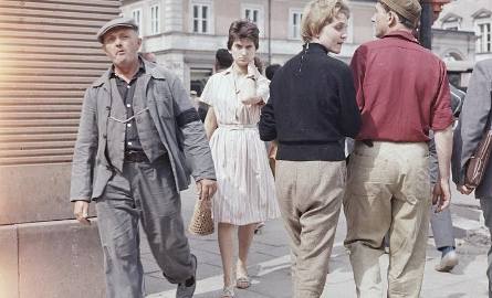 Zdjęcie wykonane na rogu Nowego Światu i Alei jerozolimskich w Warszawie w 1959 roku