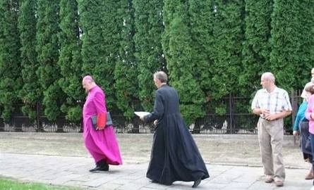 Biskup Stefanek, po rozmowie z ks. Rogowskim wyraził chęć spotkania ze wszystkimi wiernymi.