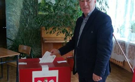 Poseł Prawa i Sprawiedliwości Andrzej Bętkowski głosował w Szkole Podstawowej nr 9 w Skarżysku, w Komisji Obwodowej nr 11, w samo południe.