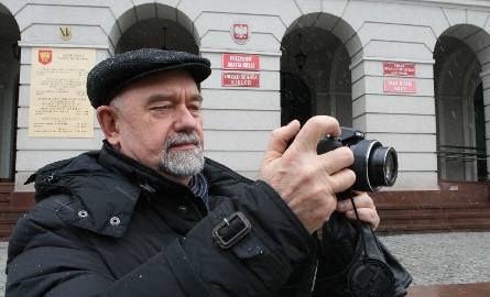 Jerzy Pyrek często patrzy na świat przez obiektyw aparatu fotograficznego. Przyznaje, że w ten sposób widać dużo więcej.