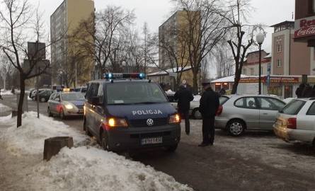 W centrum Ostrołęki pełno policji. Powód - kolizja radiowozu na ul. Głowackiego (zdjęcia) 