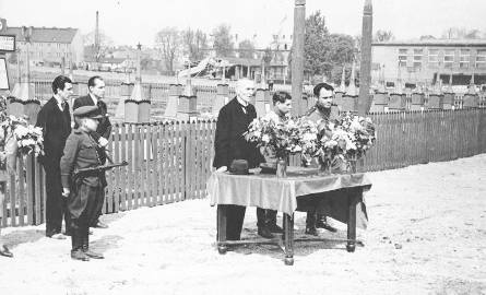Uroczystość przy cmentarzu żołnierzy radzieckich przy dzisiejszej Katowickiej.