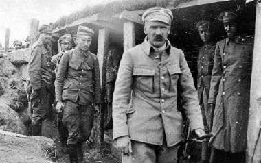 Józef Piłsudski w okopach 1. Pułku Piechoty Legionów Polskich pod Kostiuchnówką.