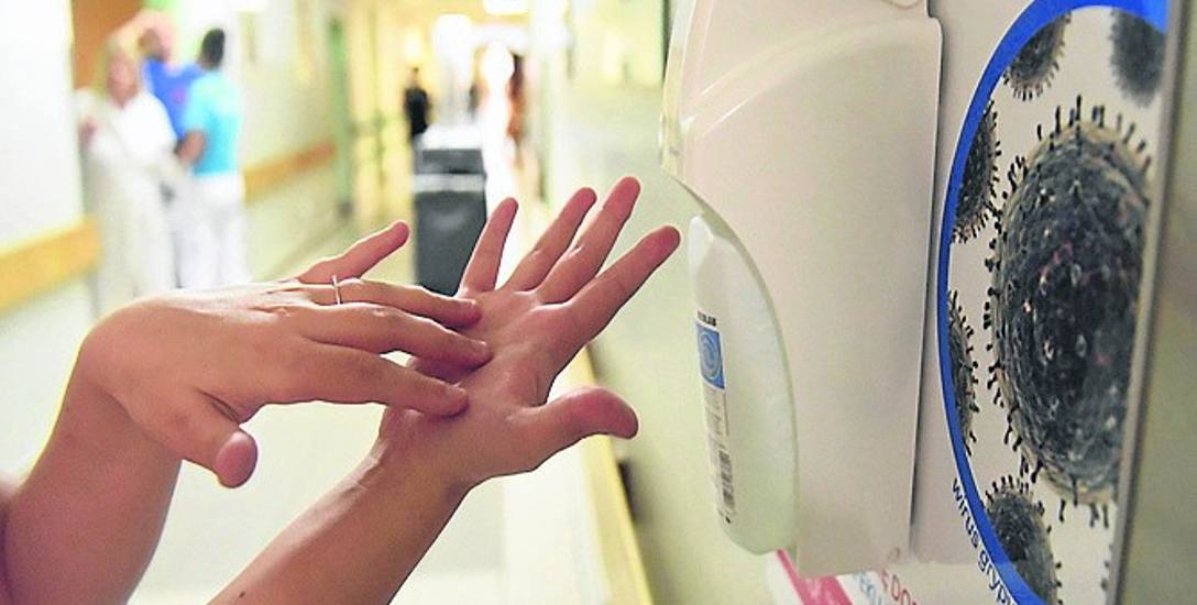 Dbanie o higienę, odpowiednia dezynfekcja rąk może zmniejszyć ryzyko przenoszenia się bakterii tzw. New Delhi