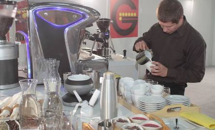 Leszek Jędrosik z Gdyni parzy białą kawę, którą ozdobił pięknymi wzorami.