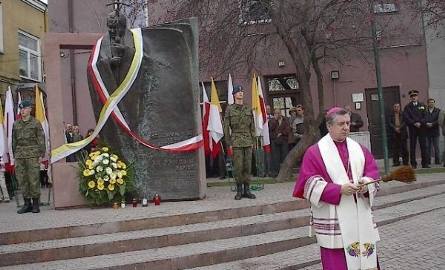 Wydarzeniem listopada było odsłonięcie pomnika Ojca Świętego Jana Pawła II przy ostrowieckiej kolegiacie.