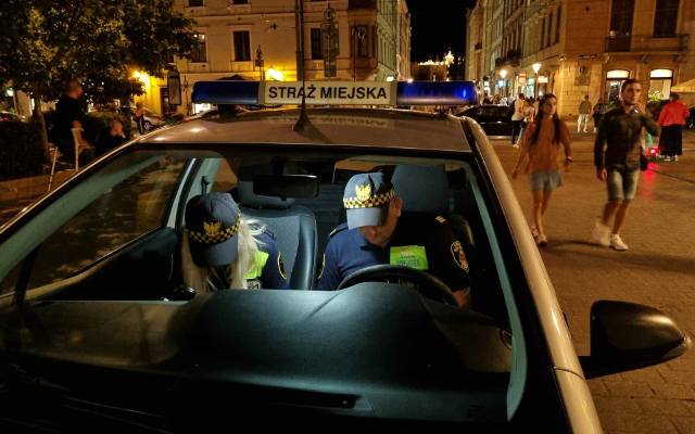 Zmasowana akcja straży miejskiej w Krakowie. Jedna noc i ponad 200 ujawnionych wykroczeń