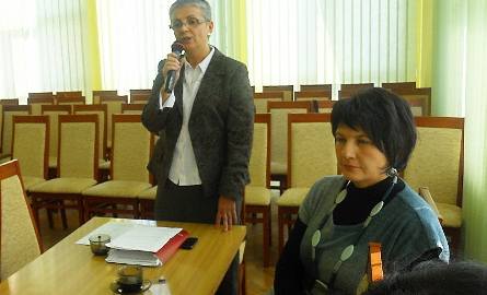 Wiesława Sawicka, dyrektorka szkoły przedstawiła swoje argumenty, z prawej Ewa Wochna, dyrektorka Zespołu Szkół w Aleksandrowie Kujawskim. To jej szkoła