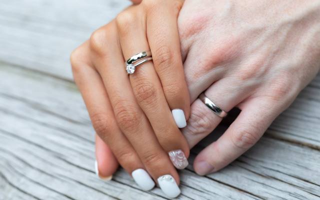 Ślub 2020: Paznokcie na ślub. Zobacz najładniejsze propozycje na ślubny manicure! [ZDJĘCIA]