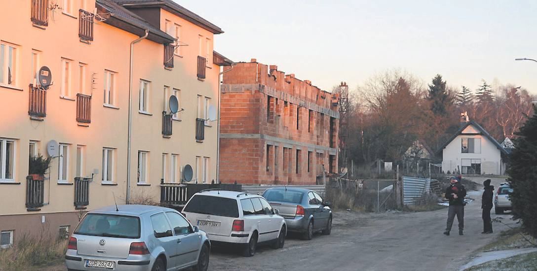 W 2017 r. gmina Złocieniec wykupi od dewelopera dwa budynki przy ul. Wielkopolskiej i dokończy budowę 12-rodzinnego domu stojącego obok, który w tej