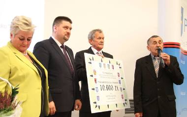 Na zjeździe nagrodę - 10 tysięcy złotych - otrzymał sołtys Cedzyny w gminie Górno Tomasz Tofil (drugi z prawej). Drugi z lewej starosta kielecki Michał
