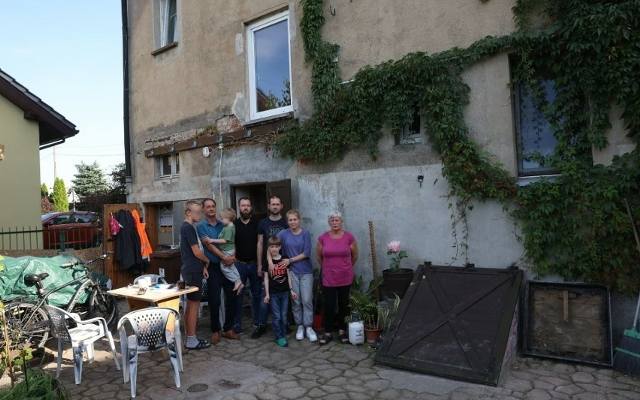 16-osobowa rodzina z Tarnowa Podgórnego ma dach nad głową. Optymizmu jednak brak. 