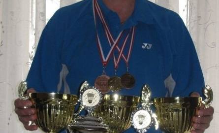 Mała część kolekcji trofeów zdobytych przez badmintonistów Stali Nowa Dęba.