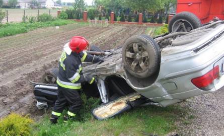 26-latek za kierownicą BMW. Auto uderzyło w betonowy przepust i dachowało (zdjęcia)