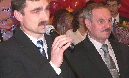 Także Tomasz Mierzwa (z lewej), nowy wiceburmistrz Buska-Zdroju, postanowił sięgnąć po suflera z górnej półki. W roli „podpowiadacza” wystąpił Andrzej