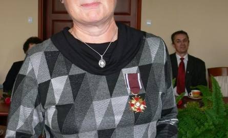 Ewa Jaworska dyrektor Poradni Pedagogiczno–Psychologicznej, jako jedyny nauczyciel z terenu powiatu tarnobrzeskiego odebrała w Rzeszowie Zloty Krzyż