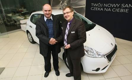 Piotr Jaworski z salonu Peugeota w Kielcach (z prawej) gratuluje nagrody panu Arkadiuszowi.