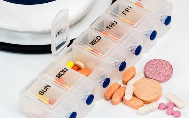 Przy dużej liczbie tabletek połykanych każdego dnia niezawodny jest organizer, który ułatwi kontrolę nad tym, czy przyjęliśmy wszystkie leki.