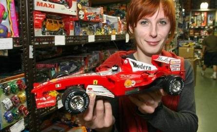- Dla małych wielbicieli Roberta Kubicy najlepszym prezentem będzie wyścigówka Formuły 1. Największym powodzeniem cieszą się te czerwone - zapewnia Justyna
