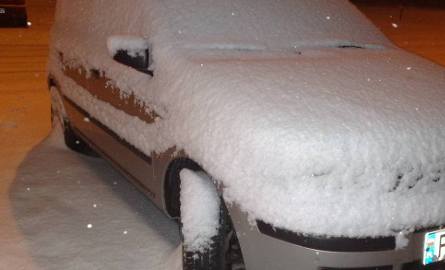 Śnieg pada dziś w Gorzowie od samego rana. W białym puchu są domy, bloki, mury, płoty a przede wszystkim samochody