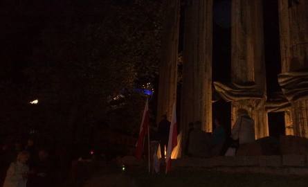Dewastacja pomnika i protest nocny w centrum miasta? [FOTO]