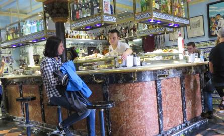 W barze można zjeść pintxos i posłuchać muzyki Basków.