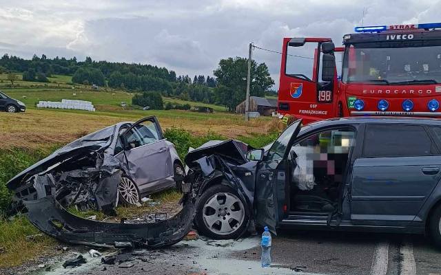 Koszmarny wypadek pod Nowym Targiem w Pieniążkowicach. Zderzenie czołowe. Są ranni