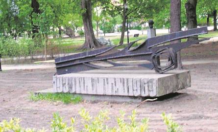 Od września 1969 r. w miejscu, w którym Niemcy mieli  zastrzelić 50 gimnazjalistów (harcerzy), stoi pomnik.