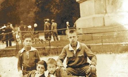 Józef Misiak jako chłopiec (pierwszy z lewej) pod pomnikiem Gołuchowskiego we Lwowie. W 1941 r. pod tym pomnikiem NKWD aresztowało Eugeniusza Bodo