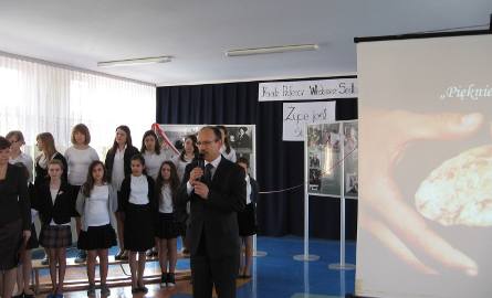 Wiceprezydent Ryszard Fałek uważa, że cykl wystaw poświęconych Honorowym Obywatelo  Miasta Radomia pogłębia znajomośc małych ojczyzn wśród młodzieży