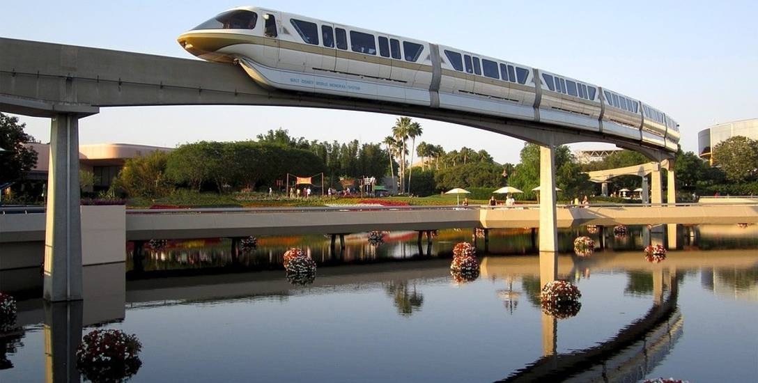 Kolej jednoszynowa (monorail) to m.in. taka jak na zdjęciu .