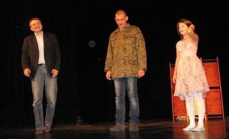 Tworcy spektaklu: od lewej- Robert Stępniewski, reżyser,  Bartlomiej Dudek i Agata  Guza