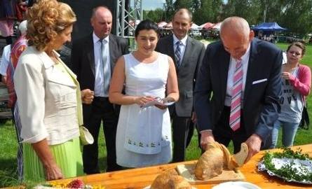 Wójt Wiesław Skop z gracją kroił wielki bochen chleba.