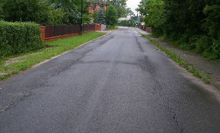 Powiat chce przebudować za 85 tysięcy złotych asfalt w całkiem dobrym stanie na drodze z Chlewic w kierunku Jadwigowa (ulica Źródłowa). Jak mówi starosta