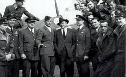 Merian C. Cooper z pilotami 303 Dywizjonu Kościuszkowskiego podczas bitwy o Anglię
