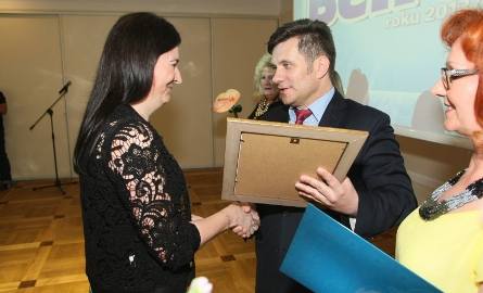 Najlepszym nauczycielem w powiecie jędrzejowskim została pani Agnieszka Koniarz. Dyplom wręcza poseł do Parlamentu Europejskiego Jacek Włosowicz.